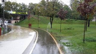 In Parcul Moghioros se uda iarba si pe ploaie. "Aspresoarele udau spatiile verzi desi afara ploua. Ati mai vazut o asemenea bataie de joc?"