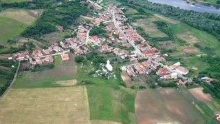 Satul din Romania care a aratat unei tari intregi ca se poate. Oamenii isi repara singuri drumurile, isi construiesc poduri si ii ajuta pe saraci