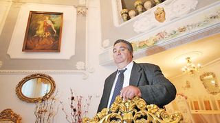 Si-au ridicat palat, dar n-au asfalt si dau din groapa-n groapa! In ce hal a ajuns sa arate strada pe care se afla vila uriasa a regelui Cioaba!