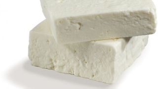 Cioban din Braşov, reclamat că le-a dat proprietarilor de oi care au animalele la el br&acirc;nză cu viermi. DSV Argeş a recoltat probe