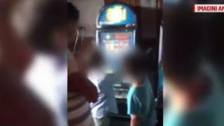 Doi copii de 10 si 11 ani au fost filmati jucand la pacanele intr-un bar din Vaslui. Cat au castigat