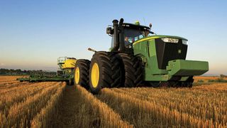 "Academia tractoristilor" din Botosani: "Este sansa mea. Agricultura se schimba. Nu mai merge su calul si cu plugul!" Absolventii sunt angajati direct in strainatate