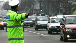 Un politist din Ploiesti punea aspirina pisata in masina soferilor si le facea dosar pentru trafic de droguri. Victimele scoteau bani grei pentru ca omul legii sa opreasca cercetarile