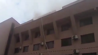 Incendiu de proportii la un camin studentesc din Iasi. Acoperisul cladirii a luat foc. Toti locatarii au fost evacuati