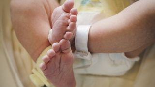 Un bebelus a fost abandonat in curtea bisericii din Husi. Acesta a fost descoperit de catre un preot