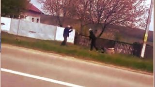 Bataie intre doi sateni pe strazile din Flamanzi, judetul Botosani. S-au lovit cu parul in cap pana cand s-au umplut de sange