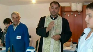 El este sfantul nevoiasilor. Din dragoste pentru semeni, parintele Petrisor din Amzacea le ofera o masa calda sarmanilor