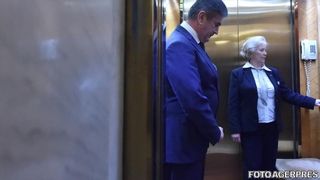 Sotia lui Gabriel Oprea, transportata de urgenta la spital