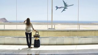 Administratorul unei firme de servicii turistice şi o angajată, reţinuţi pentru că au &icirc;nşelat 26 de persoane. Prejudiciul se ridica la 50.000 de euro