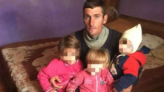 Trei copii din Dolj au fost abandonaţi de mamă pentru un bărbat cunoscut pe Facebook. "Pl&acirc;ng de c&acirc;nd a plecat". Tatăl copiilor abia mai are putere să vorbească, &icirc;nsă &icirc;şi imploră soţia să se &icirc;ntoarcă