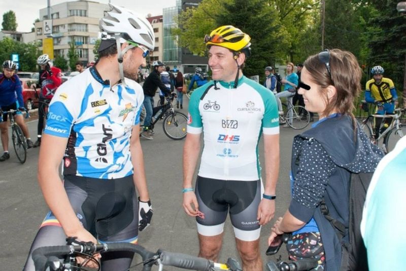 Principele Nicolae (in mijloc), la o competitie sportiva, alaturi de Nicoleta