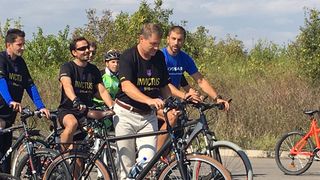 Klaus Iohannis a mers pe bicicleta la Baneasa! Presedintele a participat la o actiune umanitara