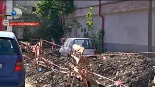 "Merge si asa". Scene uluitoare filmate in Piatra Neamt. O masina zace in mijlocul unui santier. Explicatia muncitorilor e fabuloasa