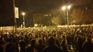 3.000 de oameni s-au adunat in fata Senatului, dupa ce Gabriel Oprea a fost salvat de ancheta DNA. Tatal lui Gigina: "Baiatul meu se zvarcoleste in mormant". Oprea cere Senatului reluarea votului