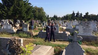 Sinucidere socanta. Un barbat a fost gasit spanzurat deasupra locului in care era inmormantata sotia lui. Mesajul DUREROS lasat fiului sau