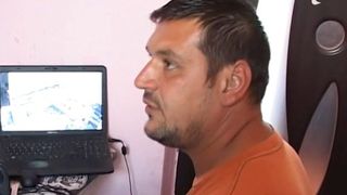 O minora de 15 ani sechestrata si batuta de patronul unui magazin din Valcea. Barbatul acuza ca fata l-a furat