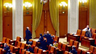 Adrian Sobaru, cameramanul care s-a aruncat de la balconul Parlamentului: "Baiatul meu ar trebui sa fie un reper pentru societatea romaneasca, caci de anul trecut este student la Politehnica!"