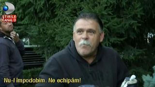 A venit Craciunul la Craiova. Autoritatile s-au apucat sa impodobeasca bradul