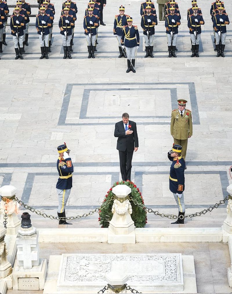 Coroanele de flori, cumparate din fondul special