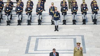 Coroanele de flori, cumparate din fondul special