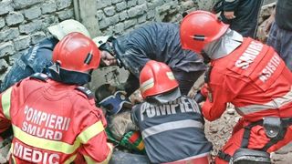 Un iesean a sarit pe geam de frica seismului din aceasta dimineata. Omul s-a ales cu o fractura