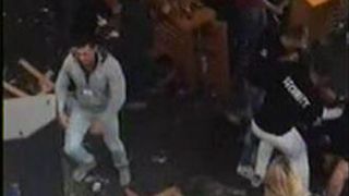 O noapte de distractie s-a transformat intr-un cosmar! Clientii unui club din Caras-Severin au "confundat" ringul de dans cu unul de box. Imagini socante