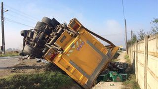 Un TIR incarcat cu bere s-a rasturnat in urma unei coliziuni, in Cluj. Pagubele materiale sunt uriase