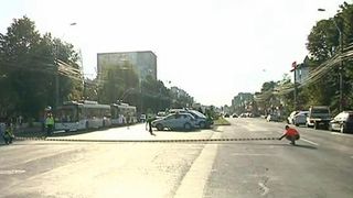 Un tanar de 31 de ani si-a pierdut viata intr-un accident rutier. Barbatul ar fi iesit singur din masina, insa dupa cativa pasi a cazut la pamant