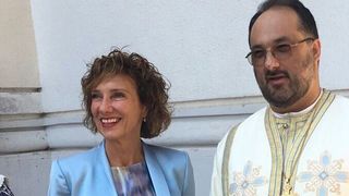Carmen Iohannis, ce aparitie! Cum s-a imbracat Prima Doamna la biserica greco-catolica