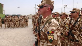 Patru militari romani au fost raniti in Afganistan de explozia unei bombe artizanale, in timpul unei misiuni de patrulare