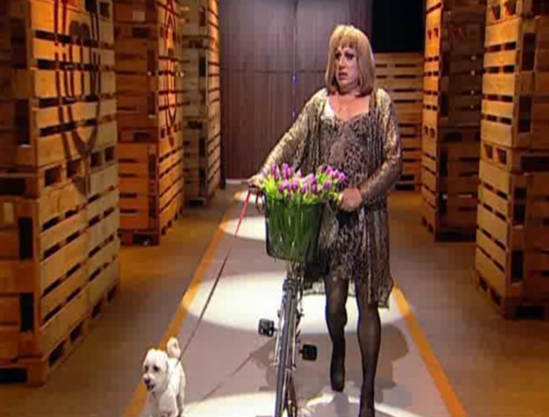 A fost deranjat de prezenta unui travestit