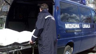 O femeie din Arad a fost gasita moarta in locuinta. Aceasta nu a mai fost vazuta din luna martie, iar rudele credeau ca e plecata la munca in Italia