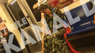 Calatoare stranie in metrou! O femeie, imbracata ca in uniforma de armata, a plimbat o cruce tricolora