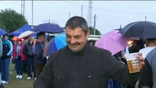 Distractie de zile mari la balciul din Albesti! De la dans pana la plimbatul oalelor in ploaie nu a fost decat un pas. Iata cum s-au distrat oamenii