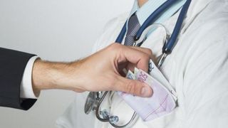 Medic prins in timp ce lua 800 de euro mita de la un bolnav. Acesta l-a indemnat pe barbat sa vanda bunuri din gospodarie pentru a face rost de bani