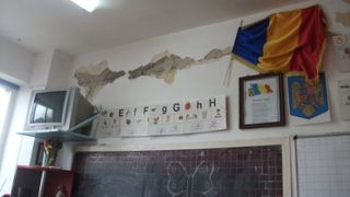 O scoala din Vaslui a fost inchisa dupa ce a fost aproape distrusa de cutremurul de sambata. Peretii cladirii s-au crapat, bucati din tavan au cazut peste banci