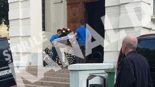 Sicriul cu trupul lui Ioan Gyuri Pascu a fost depus la capela de la Bellu! Apropiatii i-au dus deja coroane