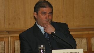 Dezvaluiri grave despre actualul sef SIE: "Dupa un scandal monstru cu portarul ambasadei, subofiter SIE, cauzat de faptul ca s-a dat la nevasta acestuia, Silviu Predoiu a fost injunghiat!"