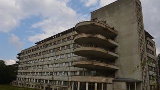 Spitalul din Romania unde nici cainii vagabonzi n-ar supravietui. 40 de bolnavi cronici de TBC sunt tratati printre daramaturi