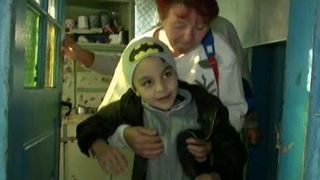 Povestea lui Dragos, un baiat de 8 ani care si-a revenit dupa o operatie de cancer pe creier. Acum, are nevoie de cateva lucruri simple, care i-ar putea schimba viata