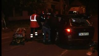 Trei persoane au fost ranite, dupa ce masina in care se aflau a lovit o ambulanta
