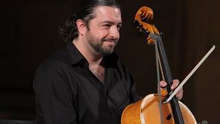 Violoncelistul Adrian Naidin a ajuns la spital cu politraumatisme dupa ce a cazut pe geam de la etajul vilei in care statea - El i-a confundat pe politisti cu banditii