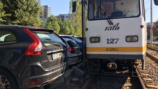 Scene de cascadorii rasului in Bucuresti. Un sofer a parcat prea aproape de linia de tramvai, o armata de politisti se chinuie sa impinga bolidul