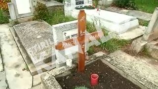 Mama si tatal artistului sunt inmormantati in acelasi cimitir