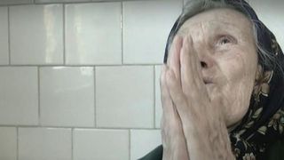 Batrani, singuri si pe drumuri. Autoritatile din Valcea vor sa inchida un azil in care stau zeci de batrani, lasandu-i fara adapost