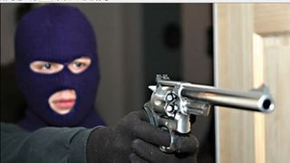 Jaf armat la o banca din Arad. Banii furati au fost gasiti la o ghena de gunoi. Pistolul cu care atacatorul i-a amenintat pe angajati era de jucarie