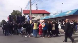 Uluitor! Au blocat tot bulevardul din Constanta ca sa isi conduca decedatul pe ultimul drum cu lautari si trompete