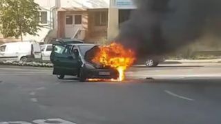 Un autoturism a luat foc intr-un sens giratoriu din Bacau - Imagini de la fata locului