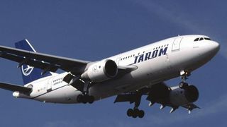 Un avion TAROM cu 117 persone la bord a fost intors din drum la 35 de minute de la decolare