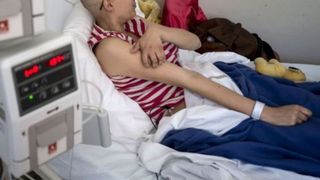 Infirmiera Livia de la spitalul de oncologie din Targu-Jiu, care a impresionat mii de romani pe Facebook. "Sunteti primul om bun pe care il intalnesc in spitalul asta".